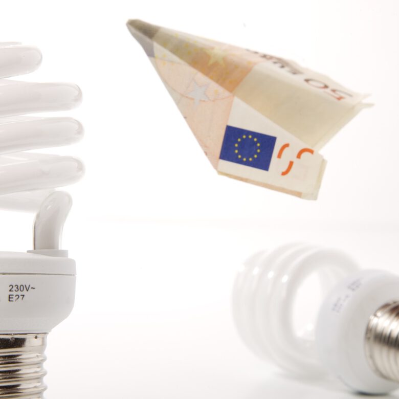 energy-saving-lamp-g12409839d_1920 credit Pixabay